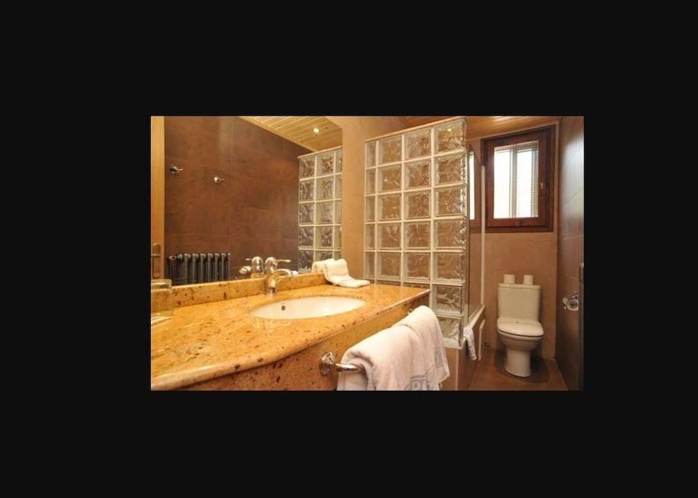 Hotel Roya Еспот Екстер'єр фото