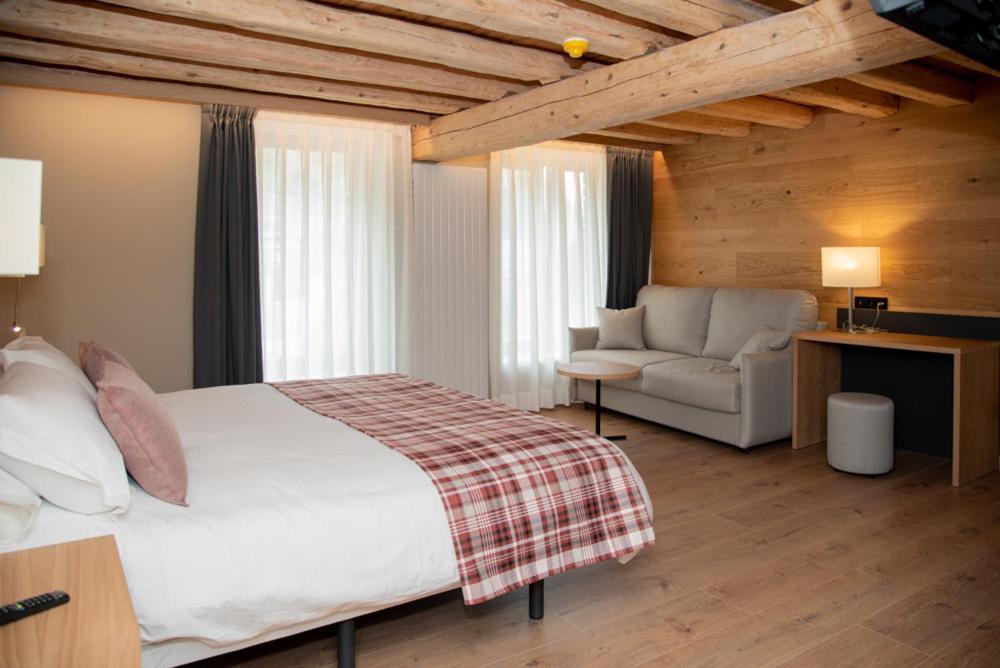 Hotel Roya Еспот Екстер'єр фото